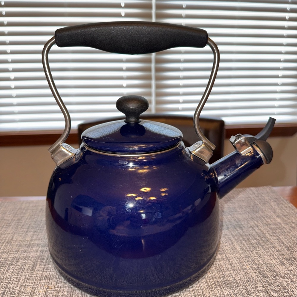 Chantal Vintage 1.7 qt Whistling Kettle Cobalt Blue Enamelware